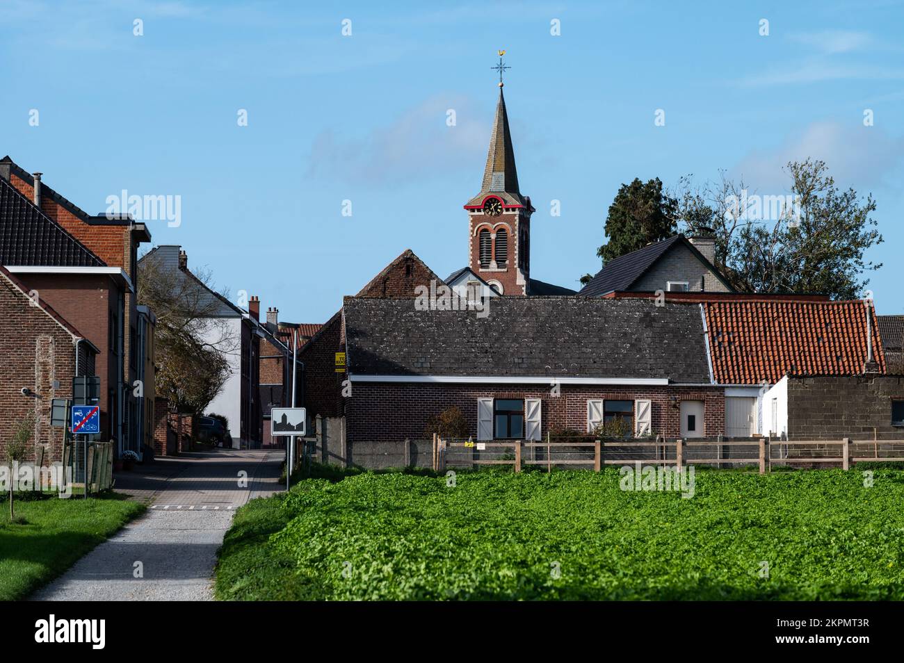 Asse ter Heide, Brabante Fiammingo, 11 02 2022 - Villaggio e campi agricoli sul cielo blu Foto Stock