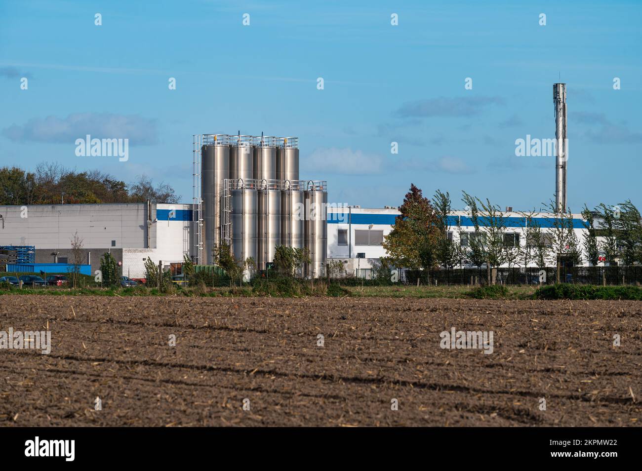 Gijzegem, Regione fiamminga orientale, 11 04 2022 - Sito industriale e terreno marrone di un settore agricolo Foto Stock