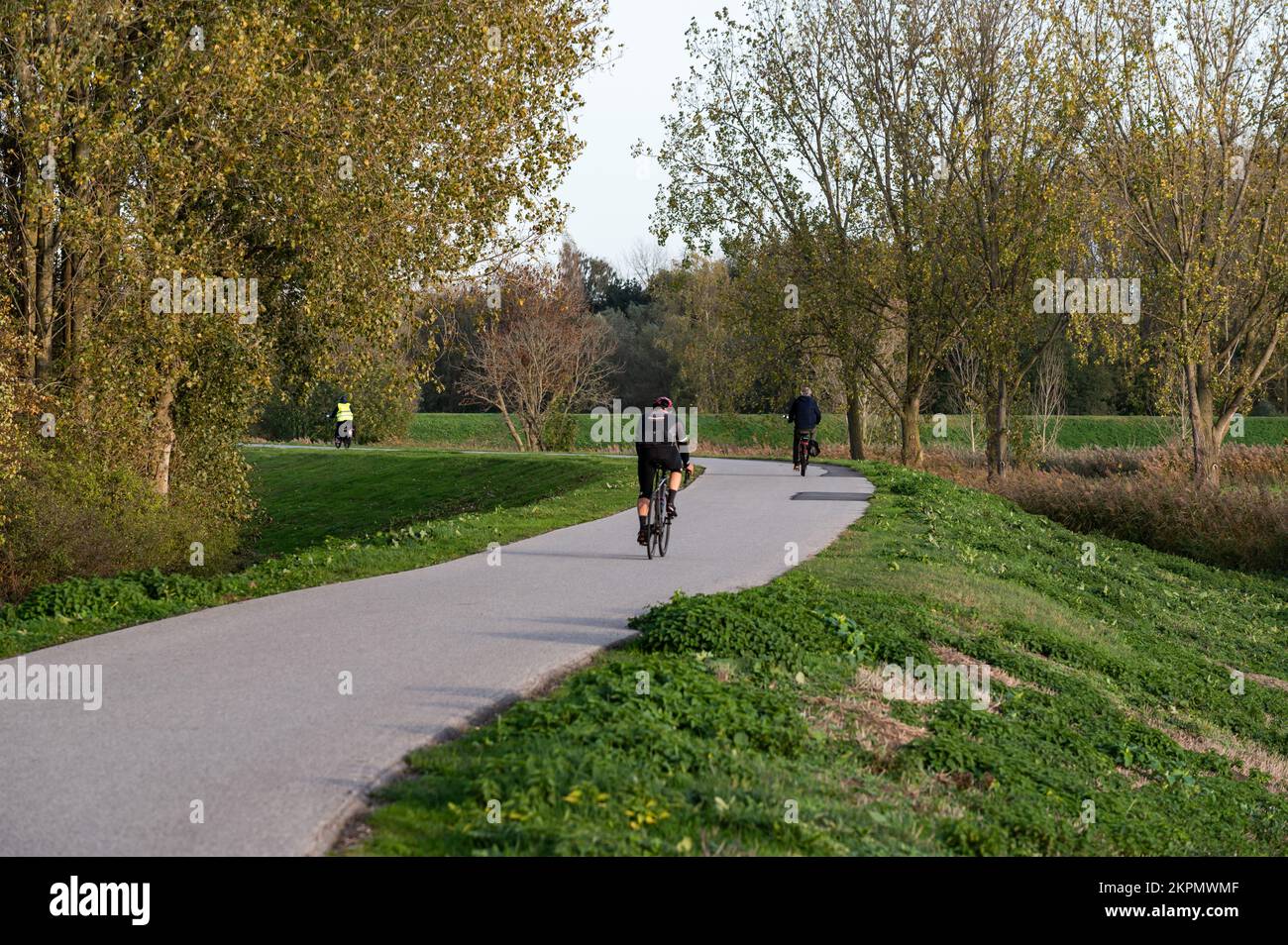 Berlare, Regione fiamminga orientale, Belgio, 11 02 2022 - ciclisti alla diga del fiume Scheldt Foto Stock