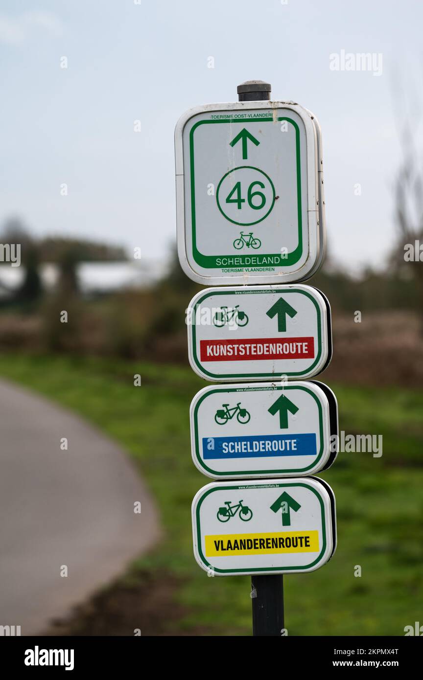 Berlare, Regione fiamminga orientale, Belgio, 11 02 2022 - segni di vari sistemi di sentieri per passeggiate a piedi e in bicicletta attraverso la campagna di Scheldt Foto Stock