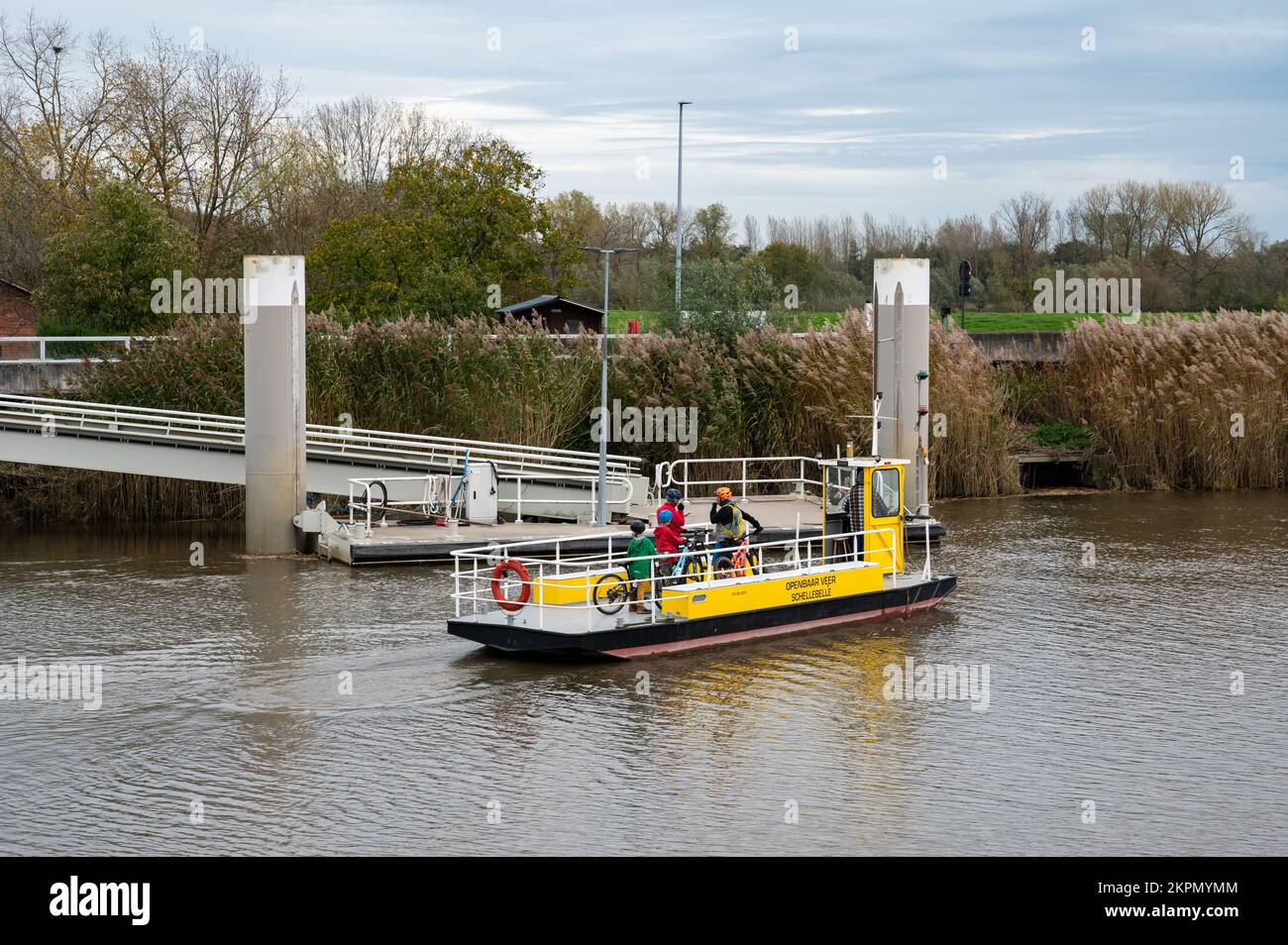 Wichelen, East Flemish Region, Belgio , 11 03 2022 - traghetto e molo di legno sul fiume Scheldt Foto Stock