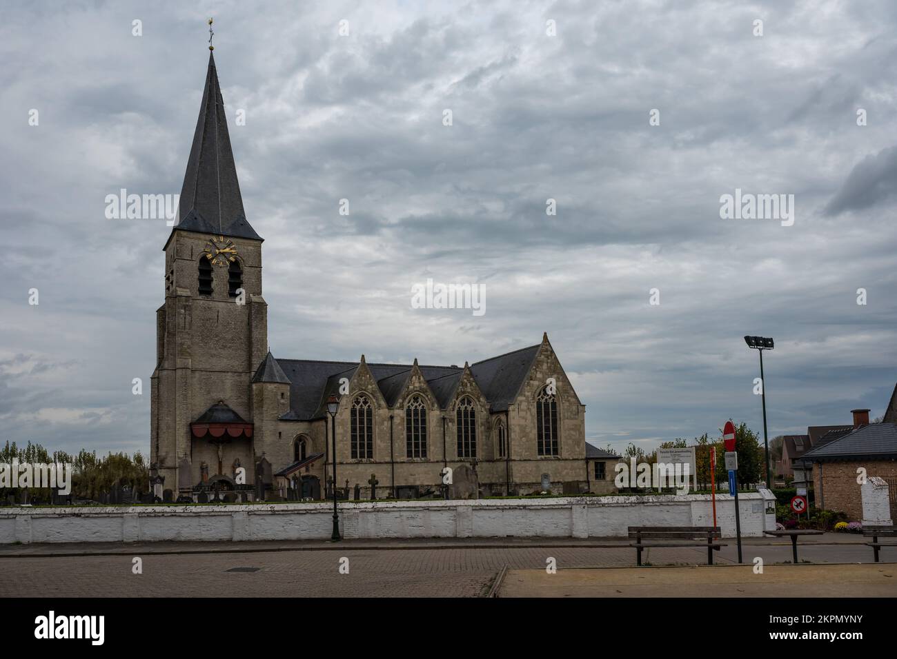 Wichelen, East Flemish Region, Belgium , 11 03 2022 - chiesa cattolica e cimitero del paese Foto Stock