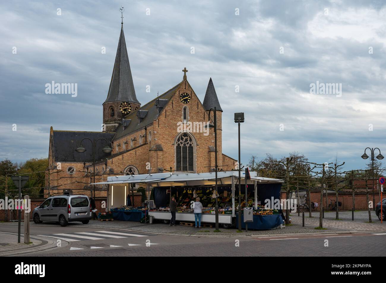 Berlare, East Flemish Region, Belgio, 11 02 2022 - Vista sulla piazza del paese con un camion alimentare che vende frutta e verdura Foto Stock