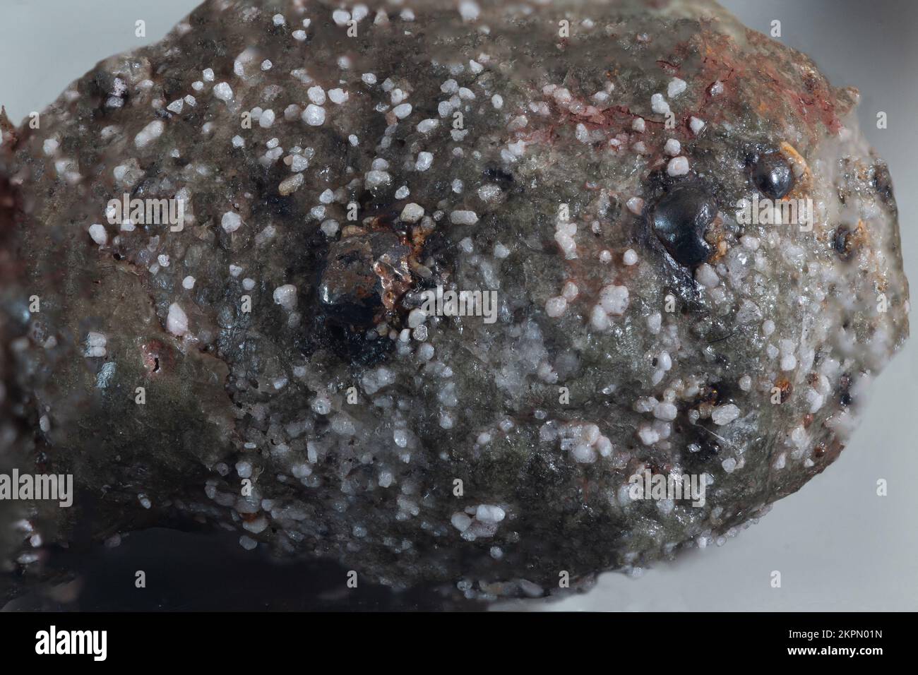 Primo piano di un nodulo di ferro creato utilizzando un esperimento di termite in una lezione di scienza scolastica. Foto Stock