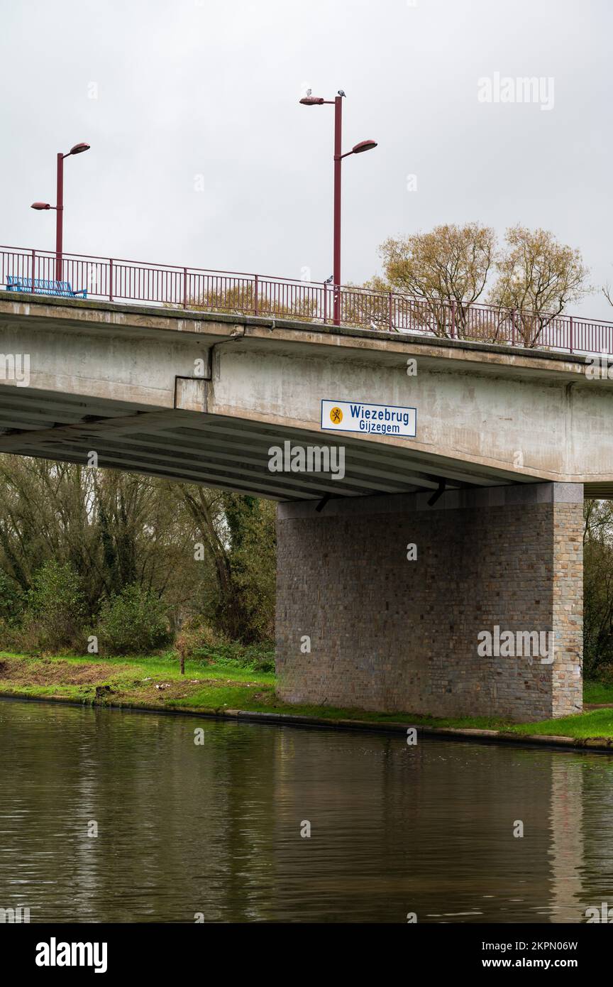 Gijzegem, regione fiamminga orientale, 11 04 2022 - Ponte di Wieze sul fiume Dender Foto Stock