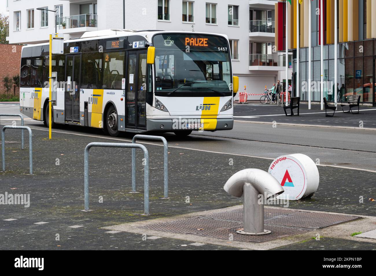 Aalst, Brabante Fiammingo, Belgio - 11 02 2022 - autobus bianco per i trasporti pubblici che passano dalla stazione ferroviaria Foto Stock