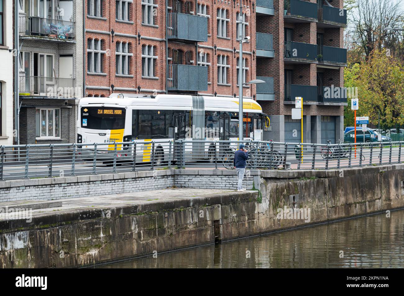 Aalst, Brabante Fiammingo, Belgio - 11 02 2022 - autobus bianco che guida sulle rive del fiume Dender Foto Stock