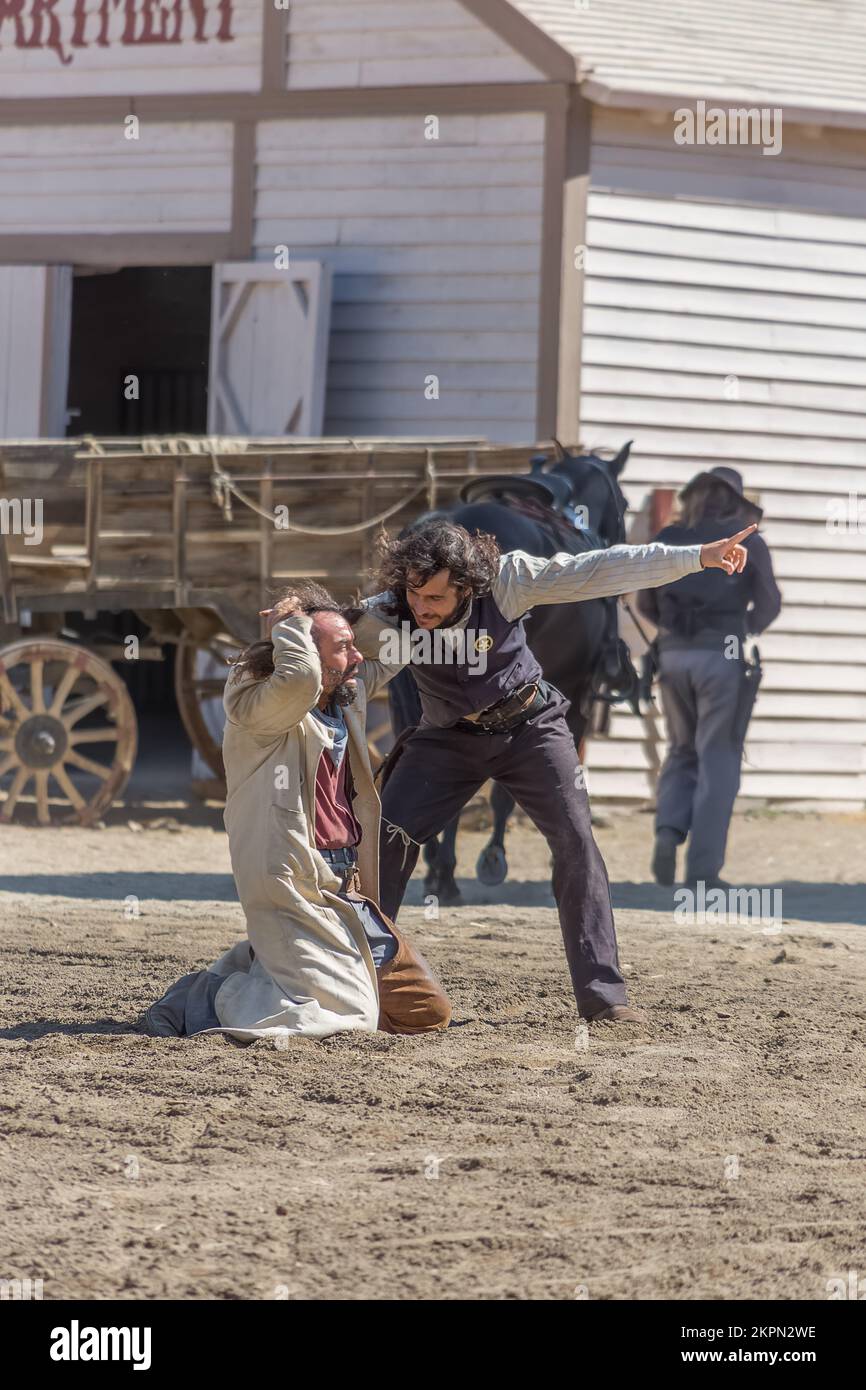 Alméria Spain - 09 15 2021: Vista dal vivo delle scene dei cowboy, 2 cowboy che eseguono una lotta, Oasys - Mini Hollywood, parco a tema spagnolo occidentale, Foto Stock