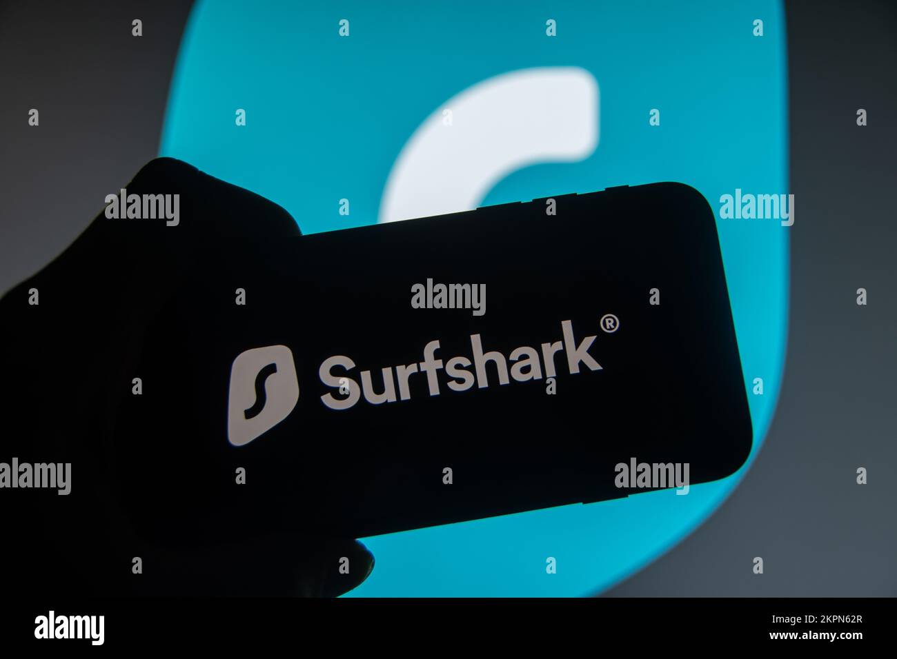 Rheinbach, Germania 28 novembre 2022, il logo del marchio della società di servizi VPN 'Surfshark' sul display di uno smartphone (focus sul logo del marchio) Foto Stock
