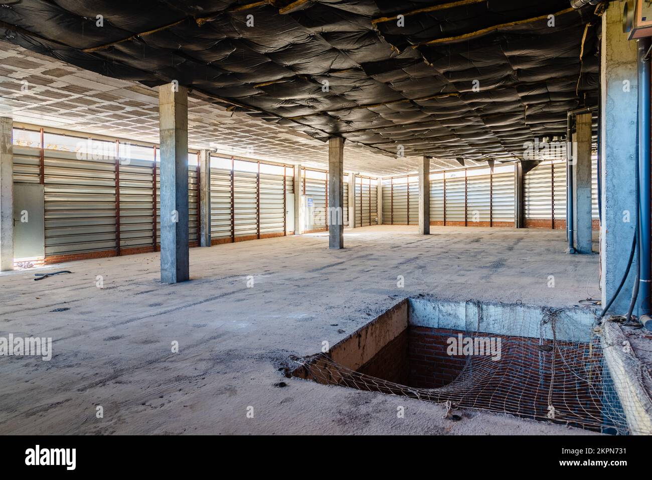 Vista interna di uno spazio commerciale non arredato pronto per essere affittato in un nuovo edificio Foto Stock