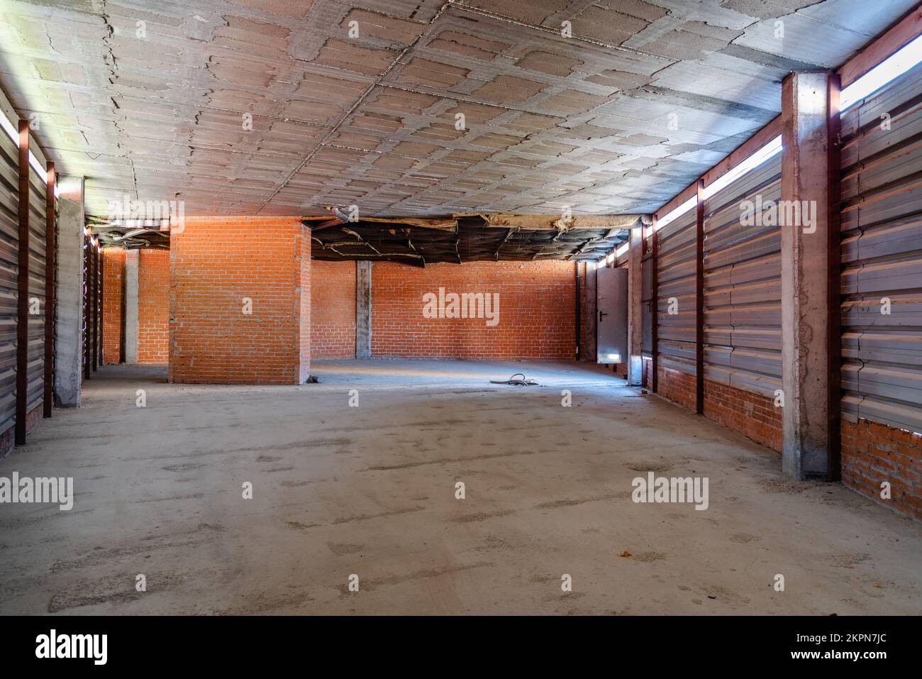 Vista interna di uno spazio commerciale non arredato pronto per essere affittato in un nuovo edificio Foto Stock