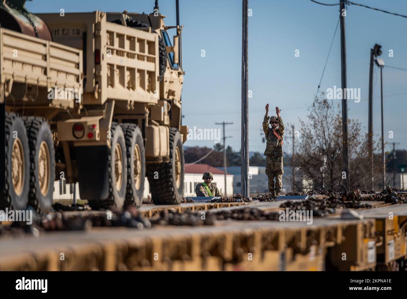 La 411th Engineer Company della Army Reserve ha caricato vagoni ferroviari con attrezzature militari a Fort McCoy, WI 1 novembre 2022. Lavorando con il Logistics Readiness Center di Fort McCoy, i soldati devono organizzare, caricare e fissare i veicoli e le attrezzature sulle auto ferroviarie con peso nominale corretto per trasportare ciascun articolo in modo sicuro. Foto Stock