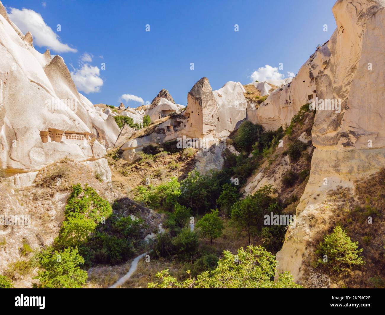 Splendida vista sulle montagne della Cappadocia e le case delle grotte. Turchia Foto Stock