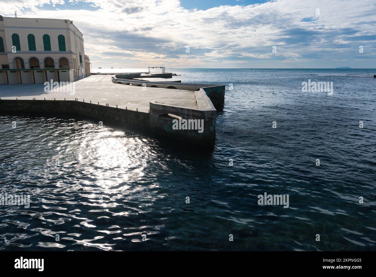 Livorno - 27 novembre 2022: Passeggiata sul lungomare di Livorno durante una giornata di sole Foto Stock