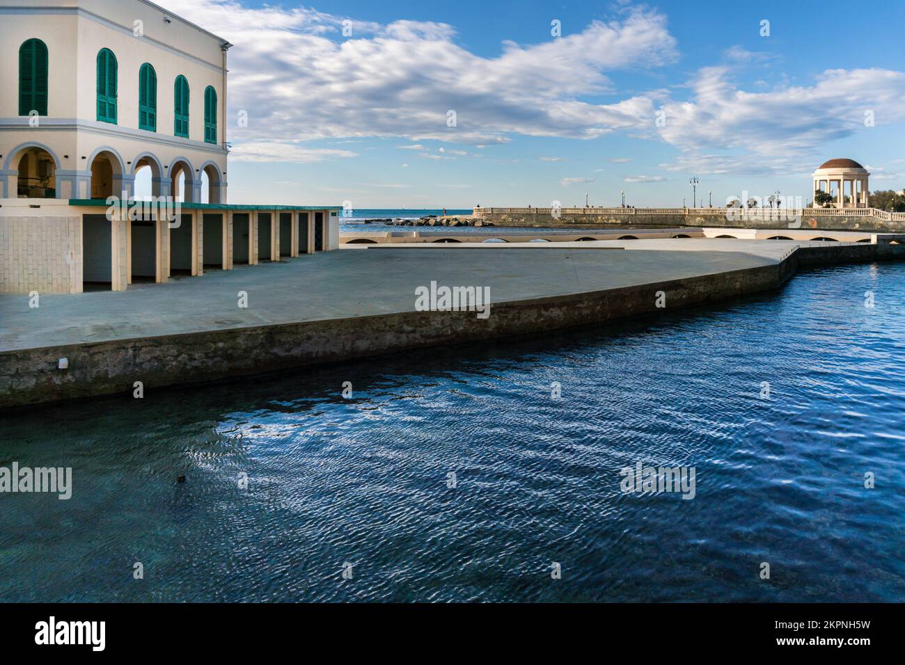 Livorno - 27 novembre 2022: Passeggiata sul lungomare di Livorno durante una giornata di sole sulla terrazza di Mascagni sul retro Foto Stock