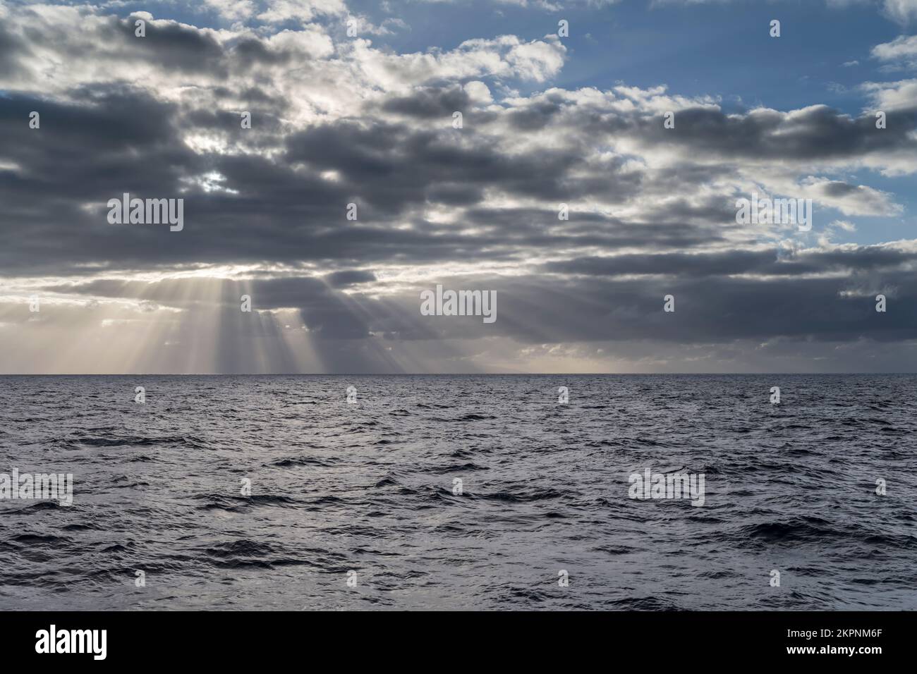 Paesaggio con nuvole al tramonto sull'oceano Atlantico sull'isola di Madeira, girato in una luminosa luce autunnale da nord-est, Portogallo Foto Stock