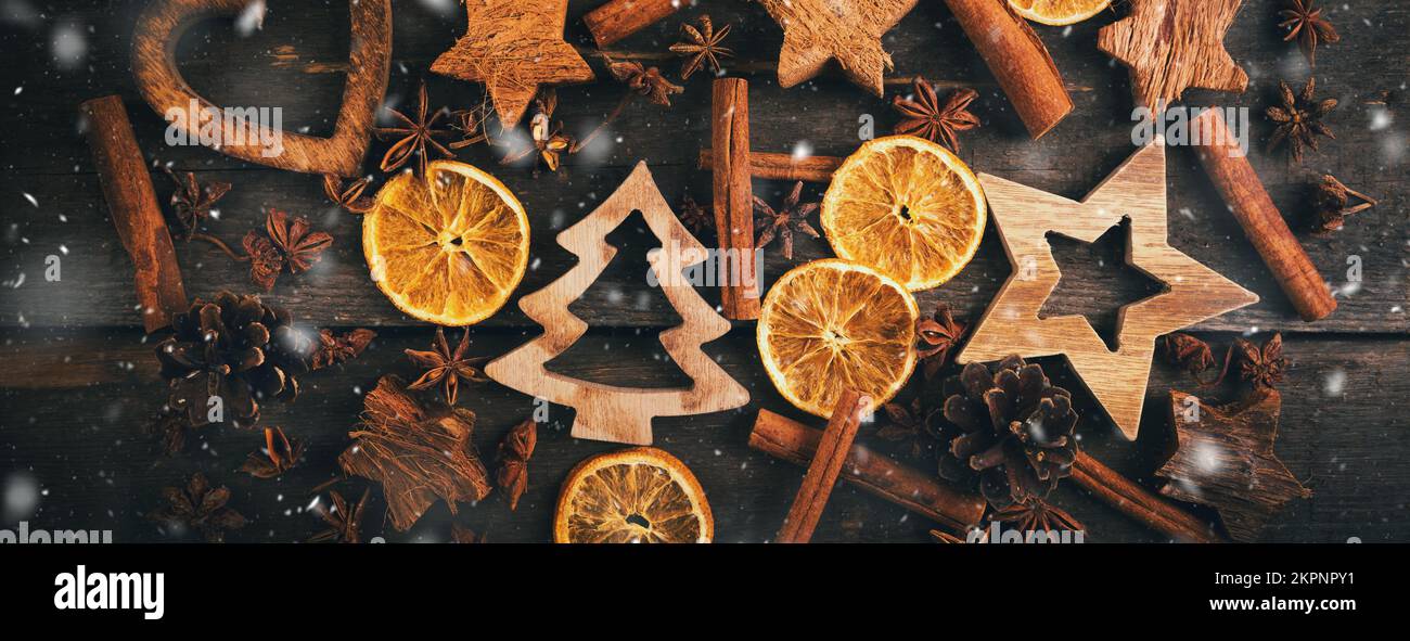 decorazioni natalizie e spezie su sfondo in legno. banner Foto Stock