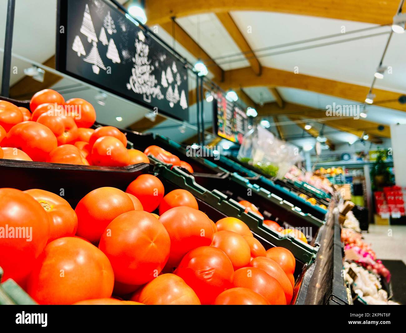 Pomodori e prodotti freschi sulla navata di verdure di un supermercato cabine, Ilkley Foto Stock