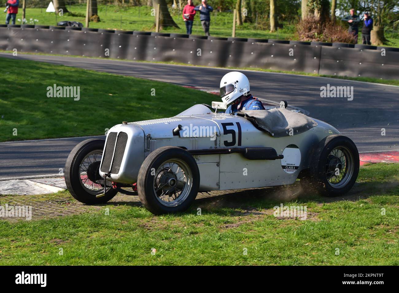 Un po’ ampia uscita dal tornante, Archie Waterfield, Austin 7, Under 30s Scratch Race, gara di 15 minuti, per i piloti della sezione ‘giovani’, in una Foto Stock