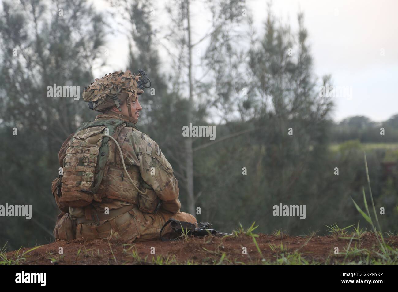 STATI UNITI Soldati dell'esercito con 1st battaglione, 27th reggimento di fanteria, 3rd squadra di combattimento di Brigate, 25th divisione di fanteria, aspettano il prossimo attacco simulato alle caserme di Schofield, Hawaii, il 2 novembre 2022. Joint Pacific Multinational Readiness Center (JPMRC) 23-01 Rotation rafforza le relazioni di difesa, promuove l'interoperabilità multinazionale, aumenta la disponibilità degli Stati Uniti e rafforza la rete di energia terrestre regionale unificata che supporta un libero e aperto Indo-Pacifico. Foto Stock