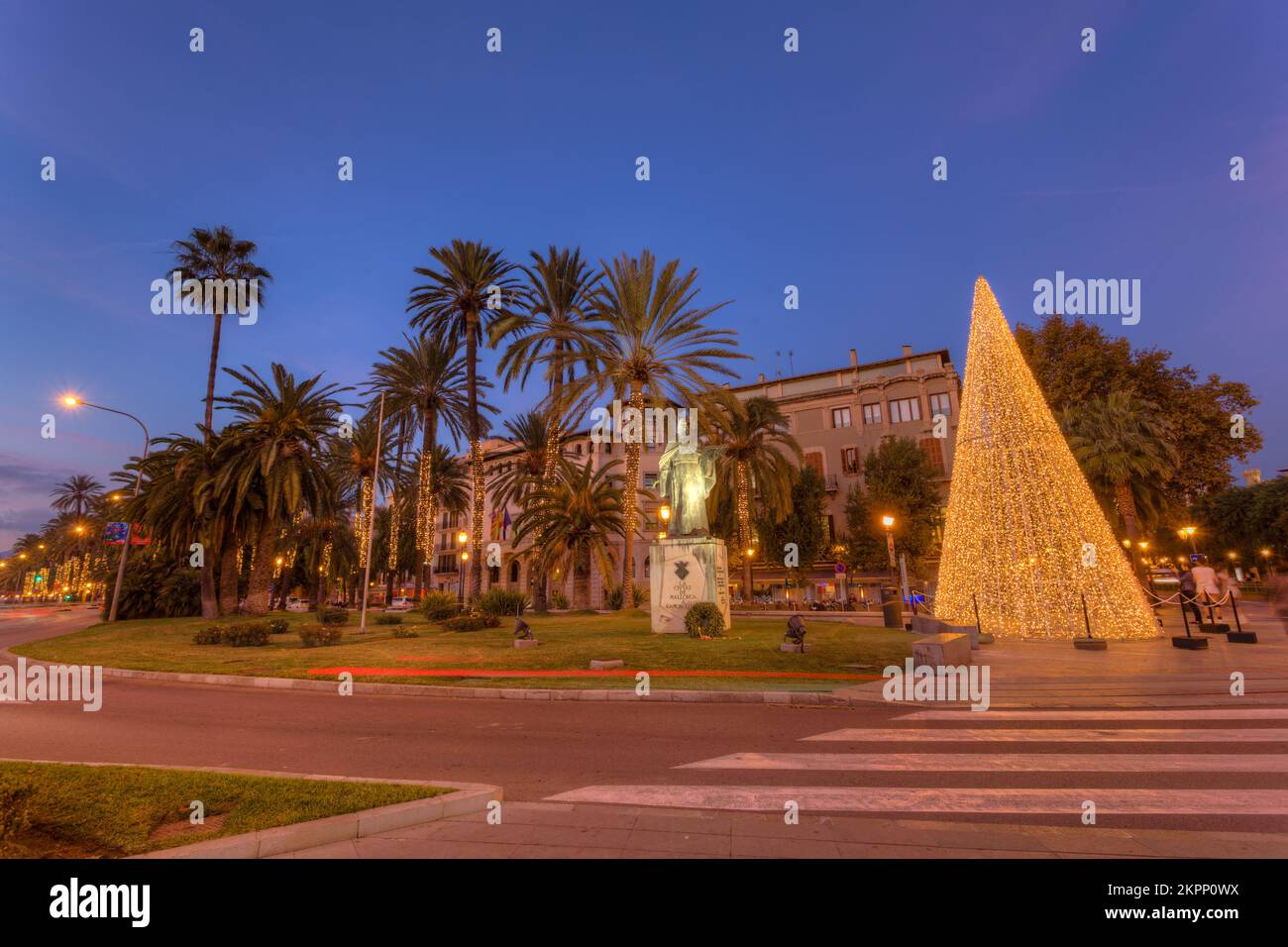 Albero di Natale di fronte alla statua di Ramon Lullo, il più importante filosofo maiorchino, sul lungomare di Palma. Maiorca, Isole Baleari. Spagna Foto Stock