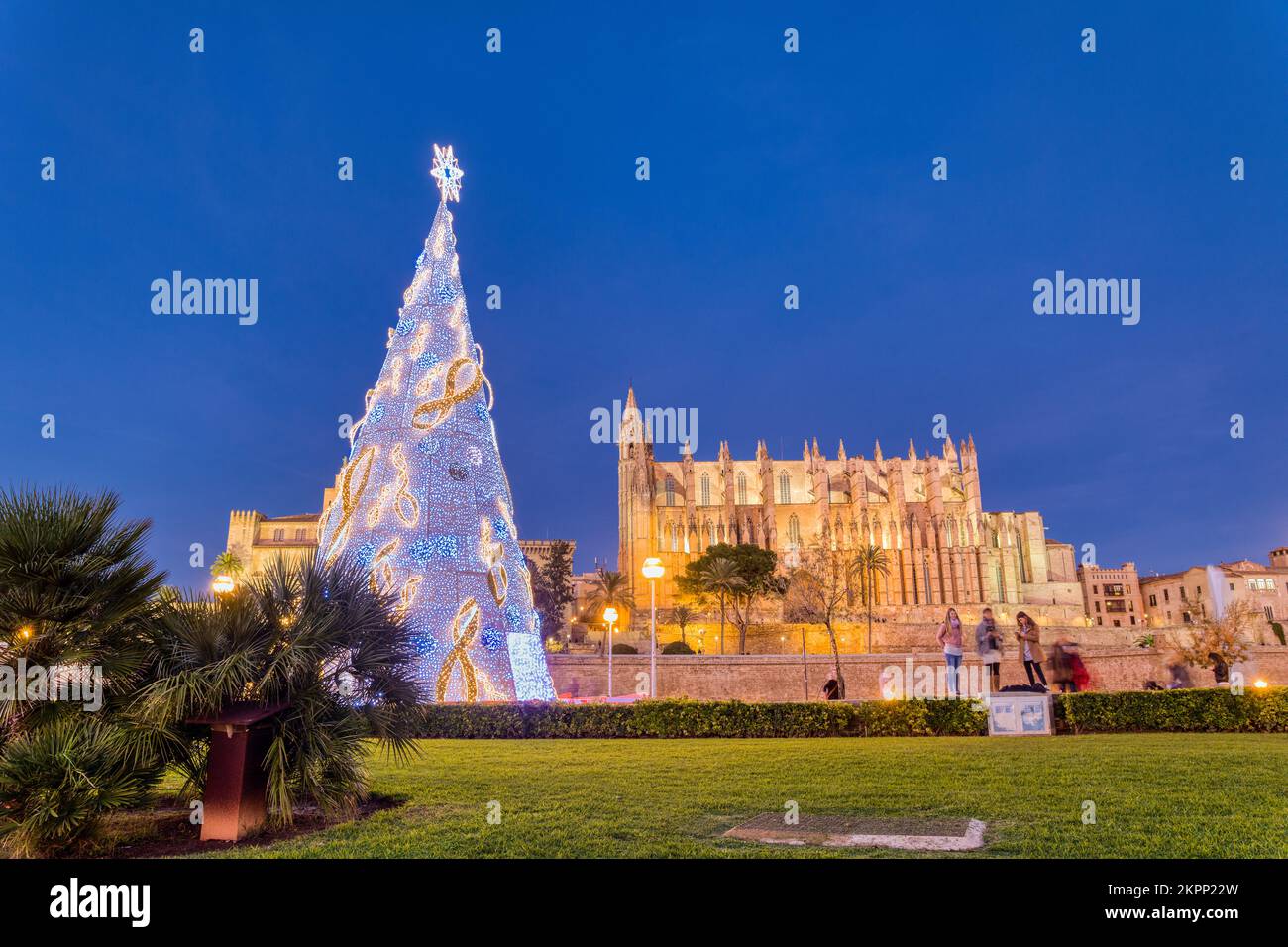 Albero di Natale nel Parque del Mar, sulla passeggiata di Palma. La Cattedrale di Palma sullo sfondo. Palma, Maiorca, Isole Baleari, Spagna. Foto Stock