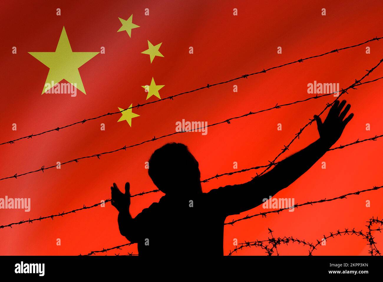 Bandiera della Cina dietro la recinzione di filo spinato. Protesta cinese, protesta, blocco covid... concetto Foto Stock