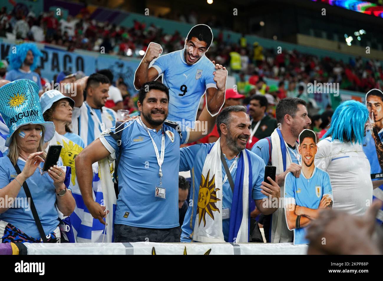 Fan dell'Uruguay con Luis Suarez negli stand prima della partita di Coppa del mondo FIFA Group H allo stadio di Lusail, in Qatar. Data immagine: Lunedì 28 novembre 2022. Foto Stock