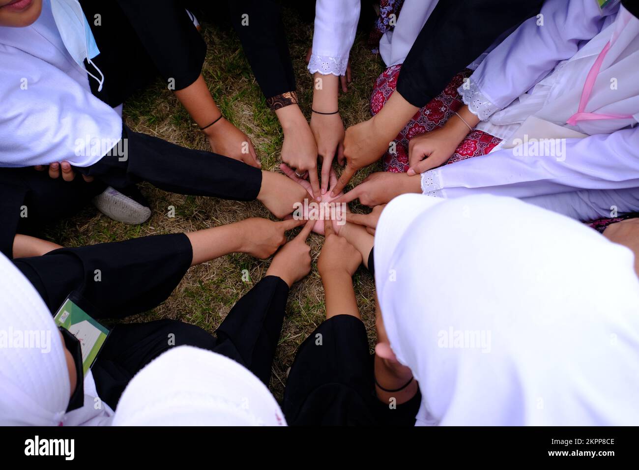 Vista aerea di un gruppo di donne che tengono le mani in solidarietà Foto Stock