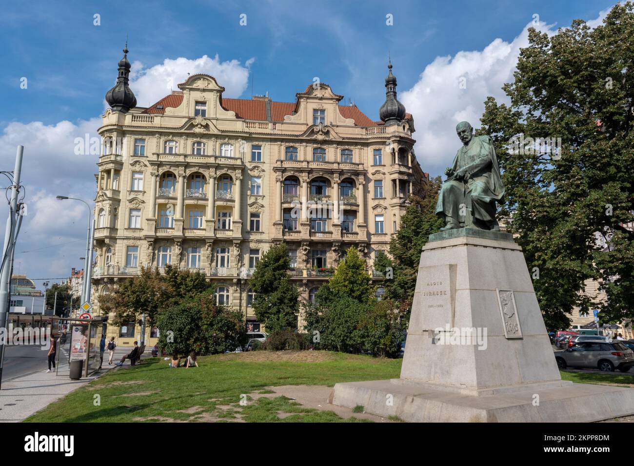 Praga, Repubblica Ceca - 5 settembre 2022: Edifici tradizionali sulle rive del fiume Moldava Foto Stock