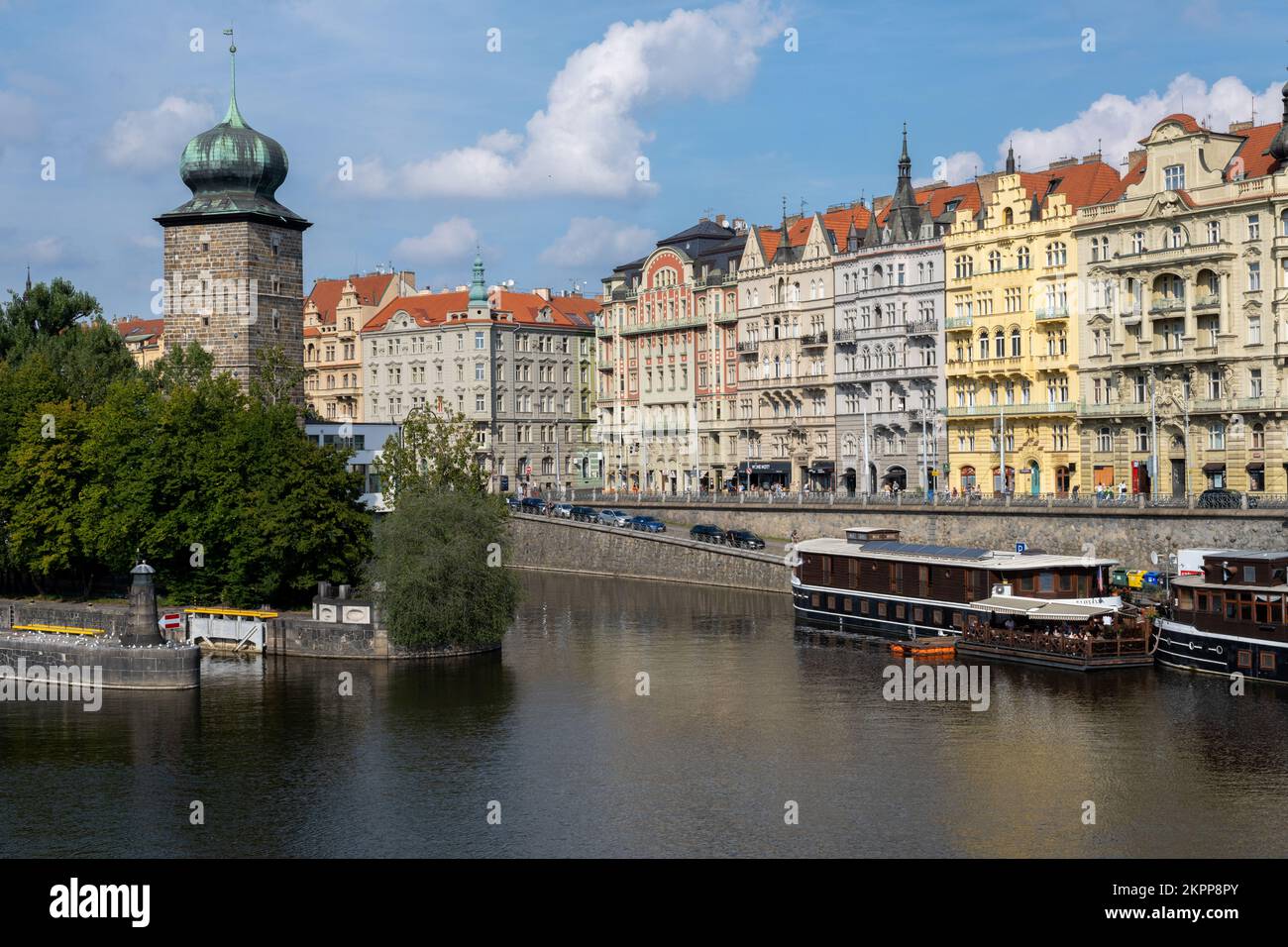 Praga, Repubblica Ceca - 5 settembre 2022: Edifici tradizionali sulle rive del fiume Moldava Foto Stock