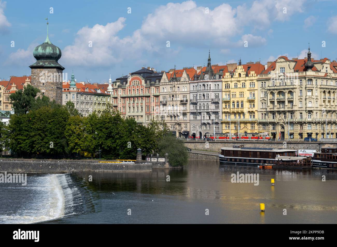 Praga, Repubblica Ceca - 5 settembre 2022: Edifici tradizionali sulle rive del fiume Moldava Foto Stock