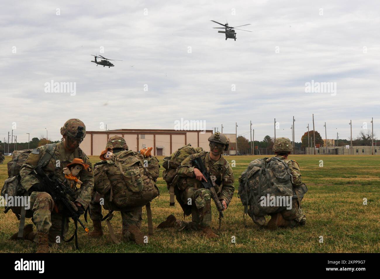 I candidati speroni da 1st Squadron, 32d Cavallry Regiment, 1st Brigade Combat Team, 101st Airborne Division (Air Assault), tirano la sicurezza in attesa del loro movimento elicottero 2 novembre 2022 a Fort Campbell, Ky. L'elicottero sposta i soldati in una delle stazioni successive, dove saranno sfidati con una moltitudine di compiti di soldato nel corso dei tre giorni dell'evento per ottenere i loro Spur. Foto Stock