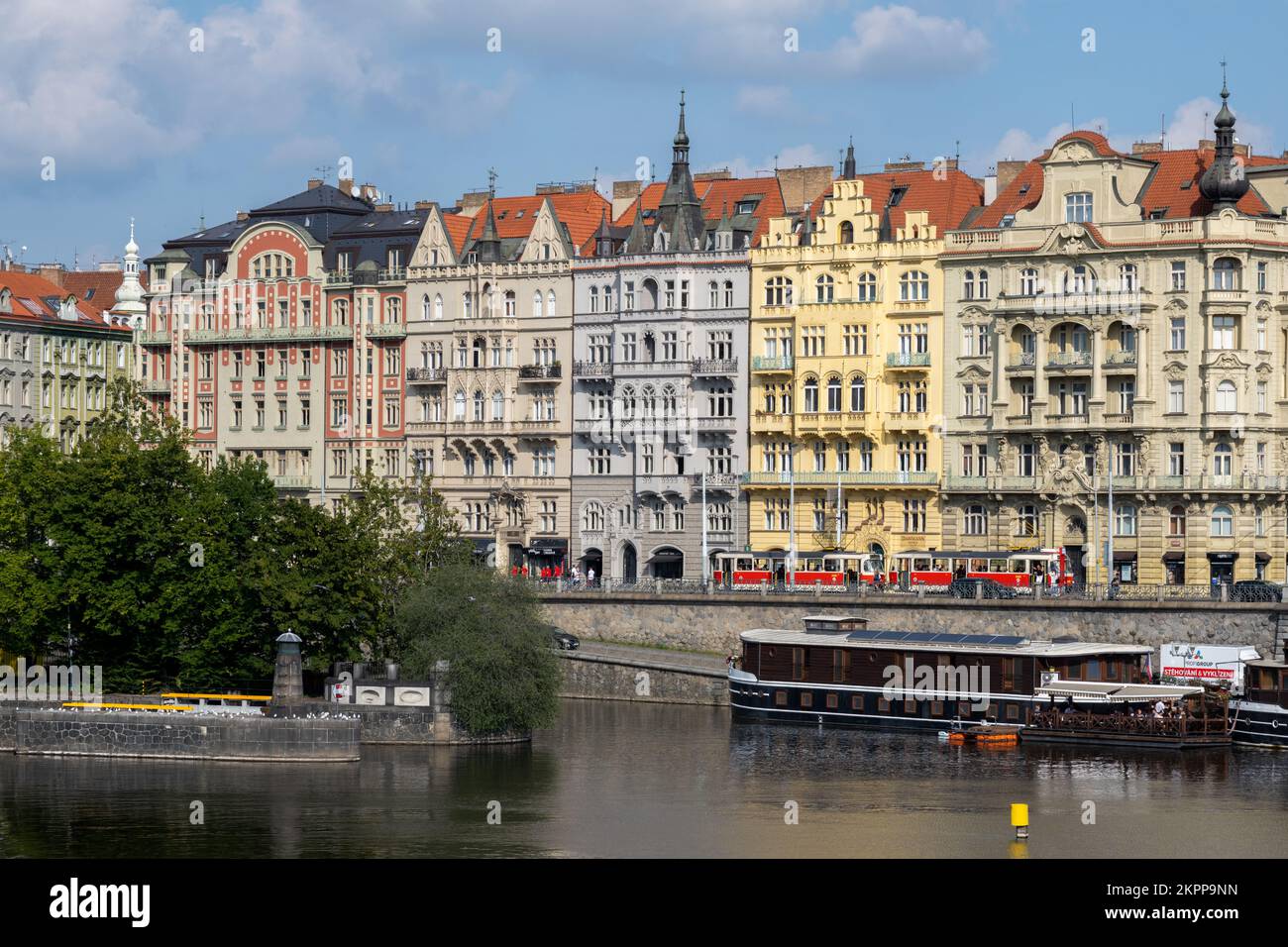 Praga, Repubblica Ceca - 5 settembre 2022: Edifici tradizionali sulle rive del fiume Moldava Foto Stock
