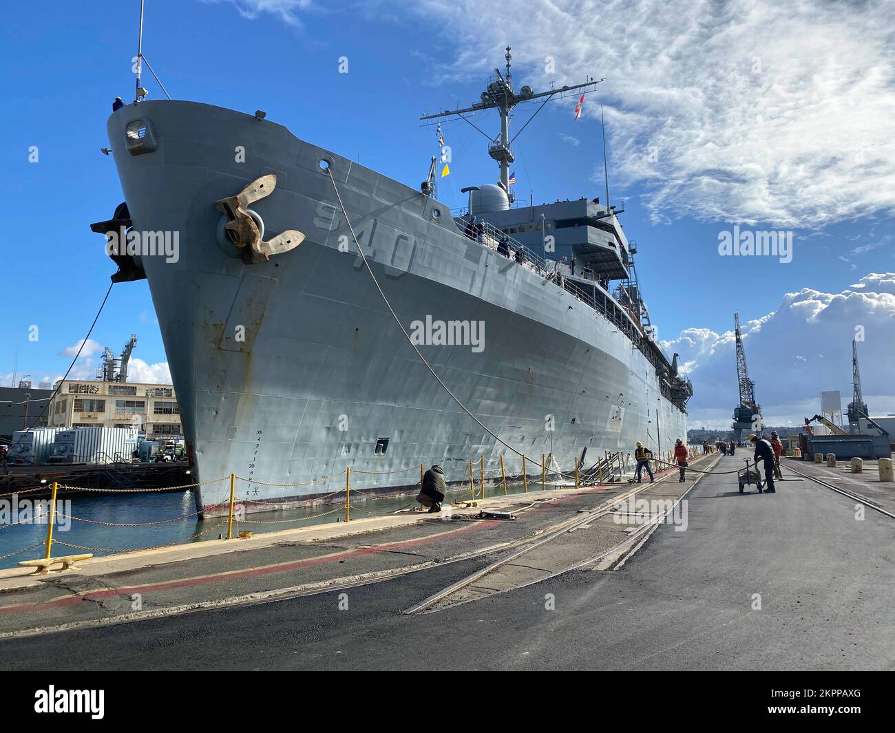 VALLEJO, California (2 novembre 2022) – la gara sottomarina USS Frank Cable (COME 40) di Emory S. Land-class entra in una darsena a mare Island Naval Shipyard a Vallejo, California, 2 novembre 2022. Frank Cable, schierato in avanti verso l'isola di Guam, ripara, rearma e rifornisce sottomarini e navi di superficie nella regione di Indo-Pacifico. Foto Stock