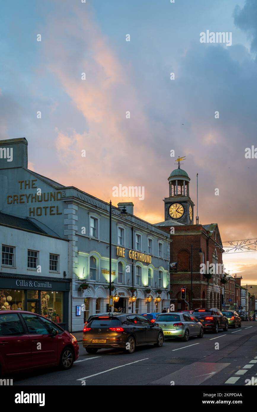 Bridport Dorset.November 2022. Città mercato su un tramonto d'autunno tempestoso Municipio in mattoni rossi con torre dell'orologio. East Street e Municipio. Foto Stock