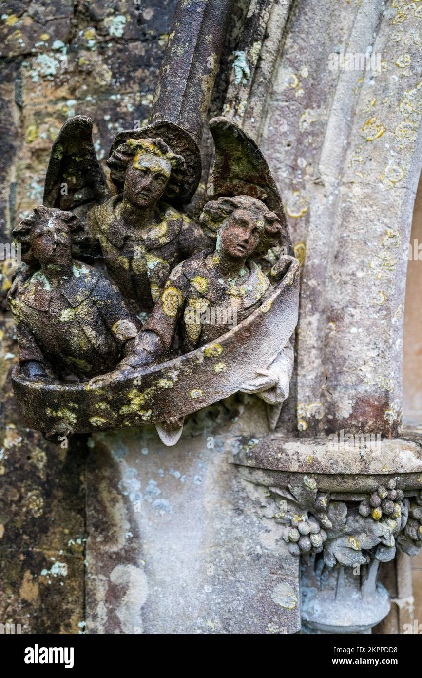 Primo piano di antiche sculture intagliate di Cherubs all'esterno dell'ingresso della chiesa di Powerstock, Dorset, Inghilterra. Foto Stock