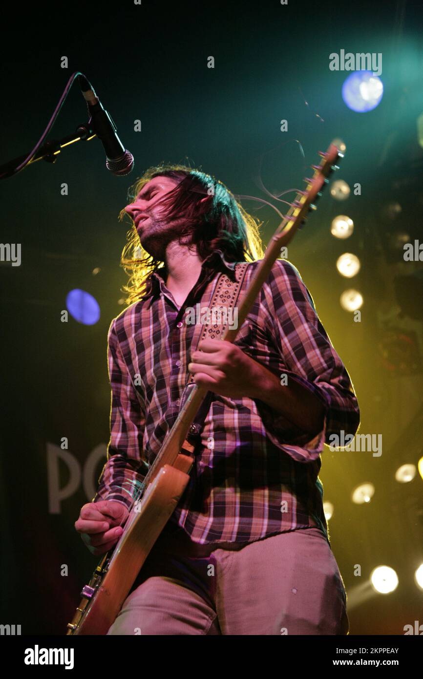 DEAD MEADOW, CONCERTO, 2007: Jason Simon, cantante e chitarrista con l'acclamata band statunitense di rock psichedelico DEAD MEADOW, in un concerto di riscaldamento per il Green Man Festival at the Point, Cardiff, 16 agosto 2007. Fotografia: ROB WATKINS. INFO: Dead Meadow è un gruppo psichedelico rock statunitense formatosi nel 1998 a Washington, D.C., noto per il loro suono pesante e fuzz-pieno e i testi mistici, fondono elementi di stoner rock e neo-psichedelia, ottenendo consensi con album come 'Shivering King and Others' e 'Feathers'. Foto Stock