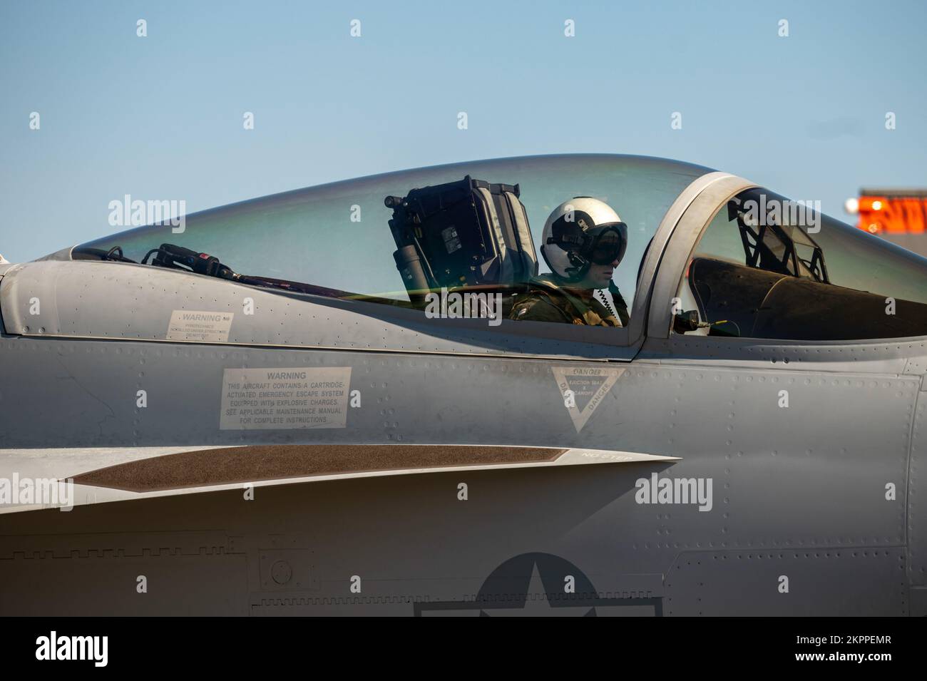 NEGLI STATI UNITI Navy F/A-18 pilota Super Hornet con Naval Air Station Lemoore, California, taxi durante la bandiera a scacchi 23-1 presso la base dell'aeronautica militare di Tyndall, Florida, 2 novembre 2022. La bandiera a scacchi è un esercizio aereo di grande forza che favorisce la prontezza e l'interoperabilità attraverso l'incorporazione di aeromobili di 4th e 5th generazione durante l'addestramento di combattimento aria-aria. La 23-1 iterazione dell'esercizio si è svolta dal 31 ottobre al 10 novembre 2022. Foto Stock