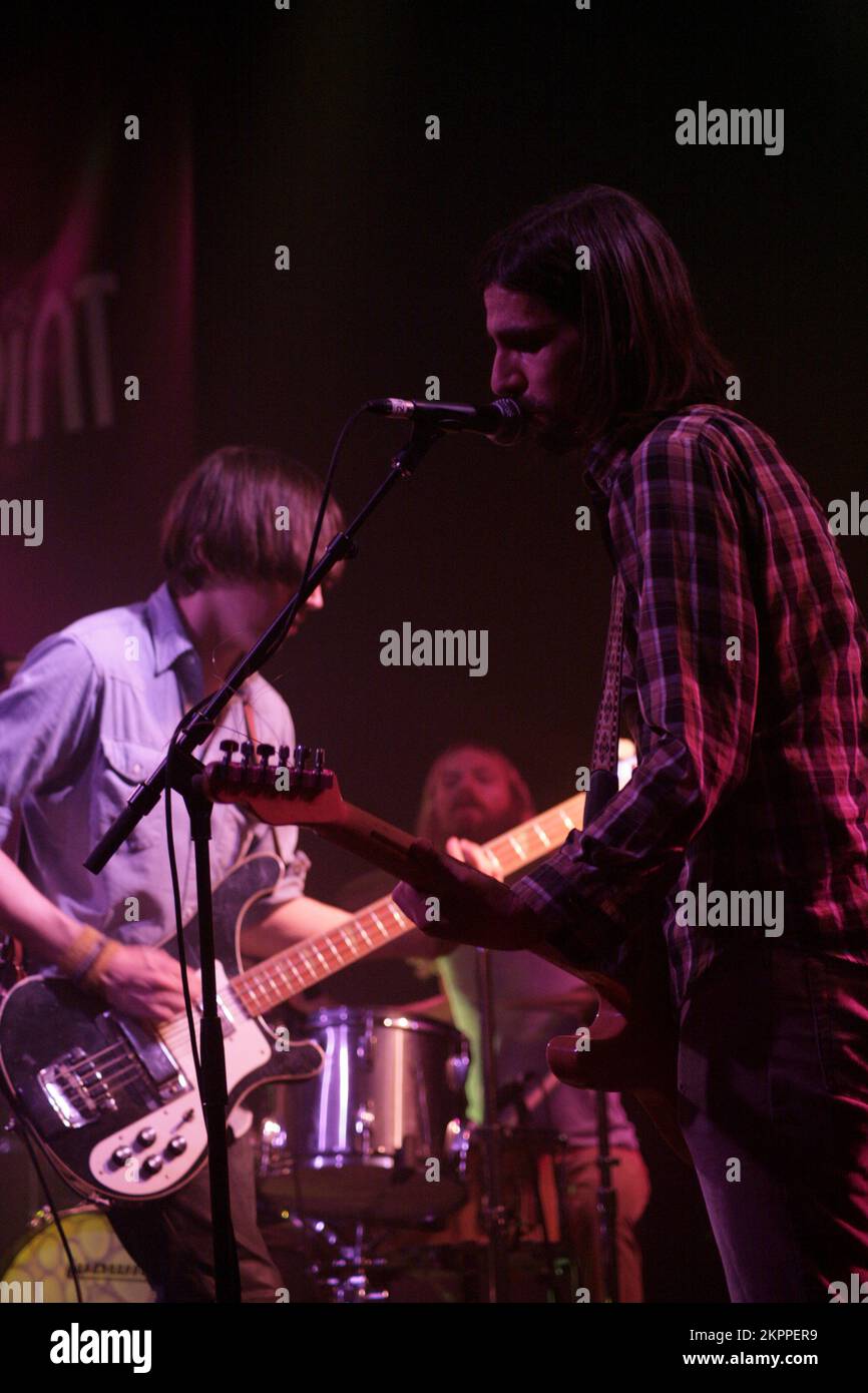 DEAD MEADOW, CONCERTO, 2007: Jason Simon, cantante e chitarrista con l'acclamata band statunitense di rock psichedelico DEAD MEADOW, in un concerto di riscaldamento per il Green Man Festival at the Point, Cardiff, 16 agosto 2007. Fotografia: ROB WATKINS. INFO: Dead Meadow è un gruppo psichedelico rock statunitense formatosi nel 1998 a Washington, D.C., noto per il loro suono pesante e fuzz-pieno e i testi mistici, fondono elementi di stoner rock e neo-psichedelia, ottenendo consensi con album come 'Shivering King and Others' e 'Feathers'. Foto Stock