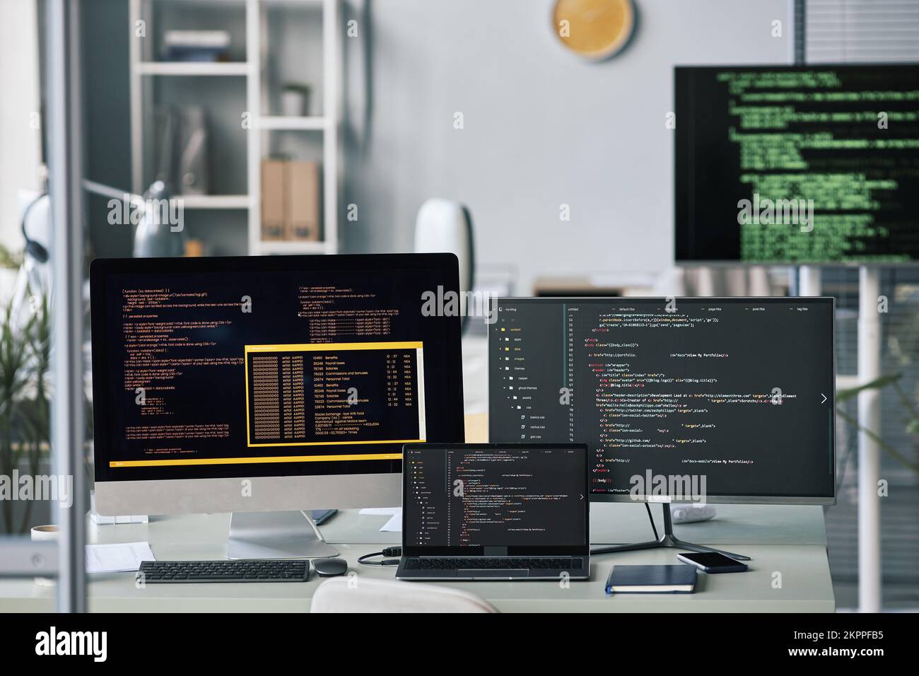 Computer e laptop sulla scrivania dell'ufficio, programmazione e test Foto Stock