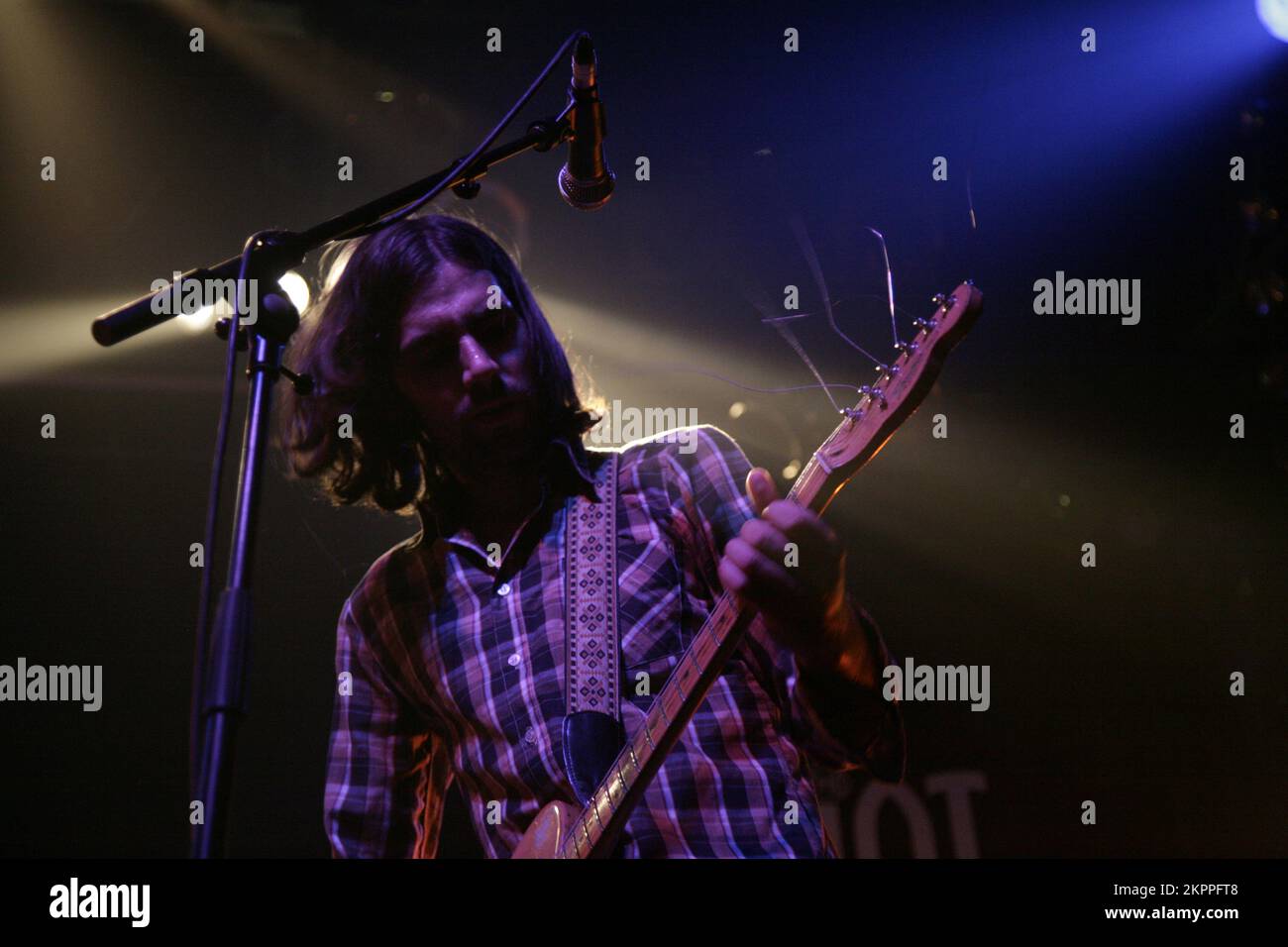 DEAD MEADOW, CONCERTO, 2007: Jason Simon, cantante e chitarrista con l'acclamata band statunitense di rock psichedelico DEAD MEADOW, in un concerto di riscaldamento per il Green Man Festival at the Point, Cardiff, 16 agosto 2007. Fotografia: ROB WATKINS. INFO: Dead Meadow è un gruppo psichedelico rock statunitense formatosi nel 1998 a Washington, D.C., noto per il loro suono pesante e fuzz-pieno e i testi mistici, fondono elementi di stoner rock e neo-psichedelia, ottenendo consensi con album come 'Shivering King and Others' e 'Feathers'. Foto Stock