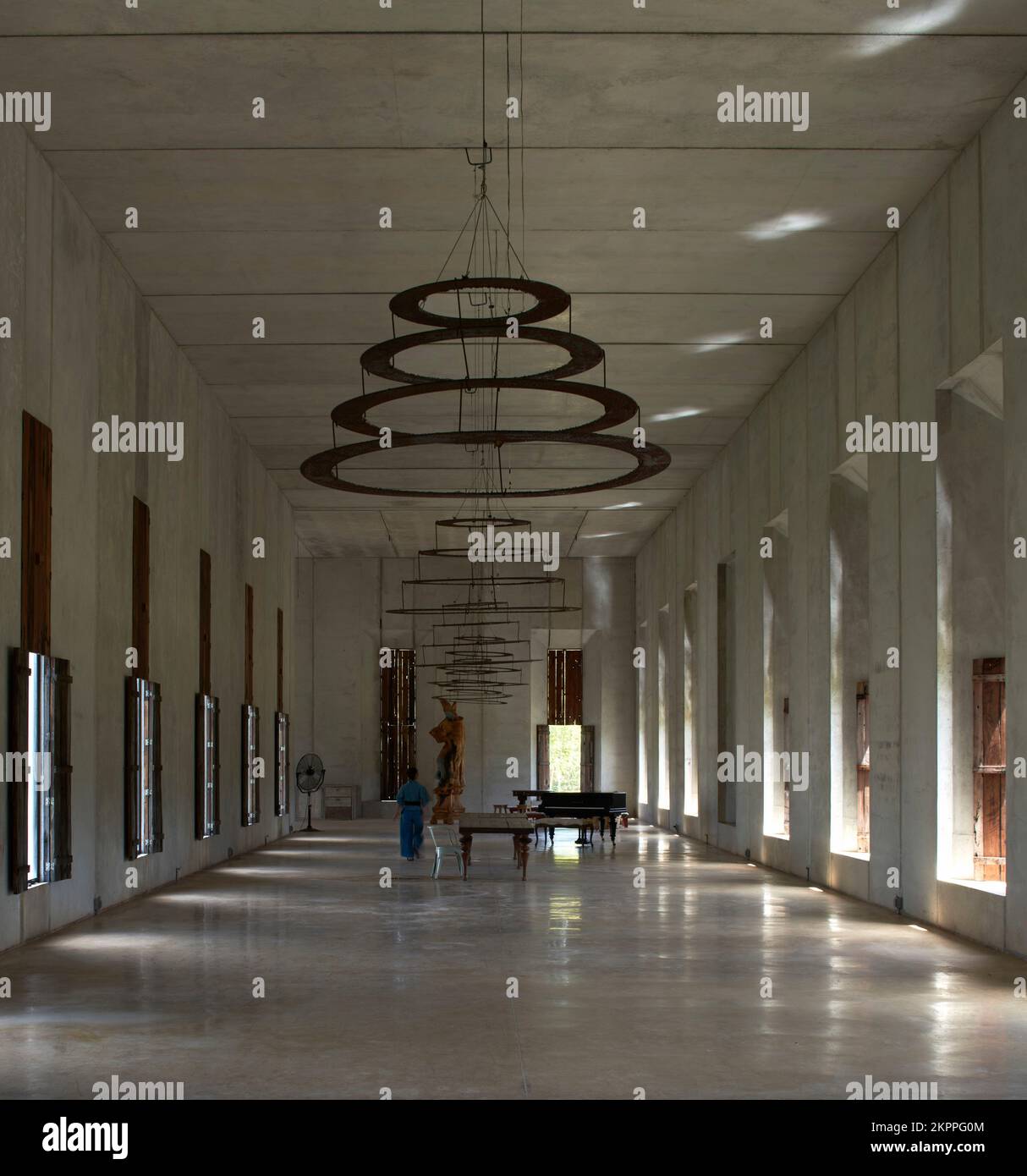 Sala principale con figura di passaggio. Plantel Matilde, Merida, Messico. Architetto: Javier Marín e Arcadio Marín, 2018. Foto Stock