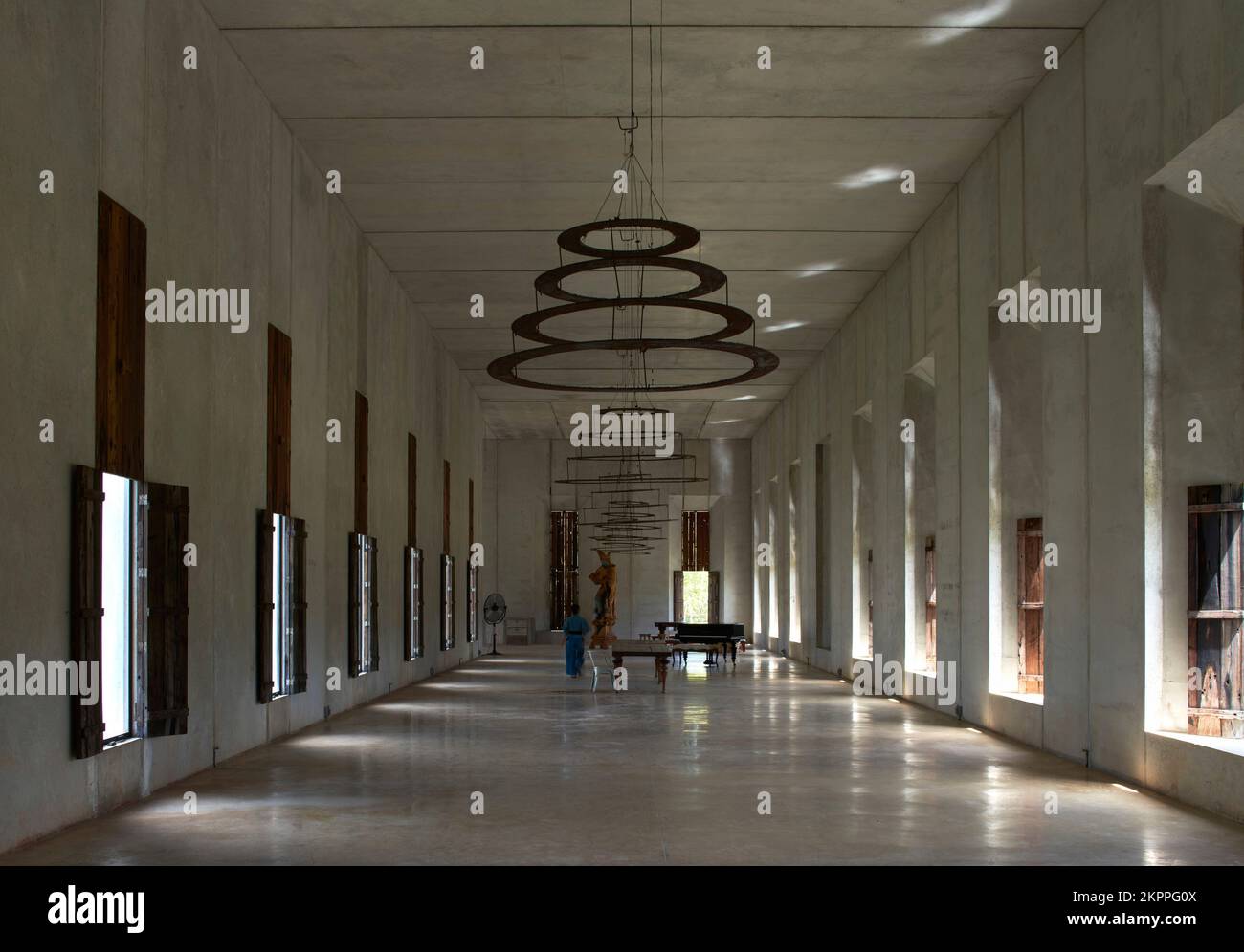 Sala principale con figura di passaggio. Plantel Matilde, Merida, Messico. Architetto: Javier Marín e Arcadio Marín, 2018. Foto Stock