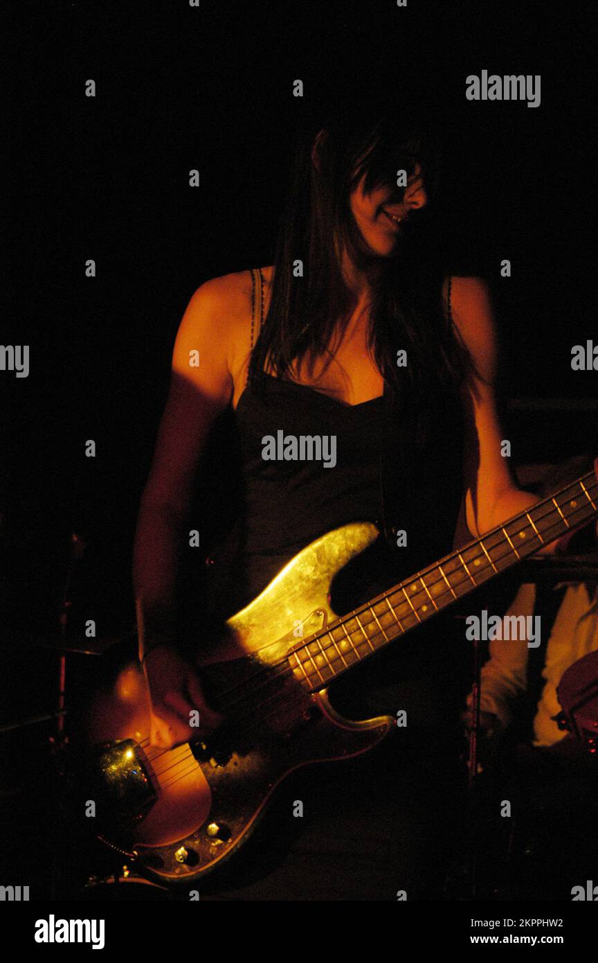 THE VEILS, CONCERTO, 2006: Bassista (bassista) Sophia Burn from THE VEILS suona dal vivo al Barfly di Cardiff, 19 luglio 2006. Fotografia: ROB WATKINS. INFO: The Veils è un gruppo musicale indie rock londinese formato nel 2001 dal cantante e compositore Finn Andrews. Noti per il loro suono oscuro ed emozionale e i testi poetici, hanno pubblicato album acclamati dalla critica come "The Runaway Found" e "Nux Vomica". Foto Stock