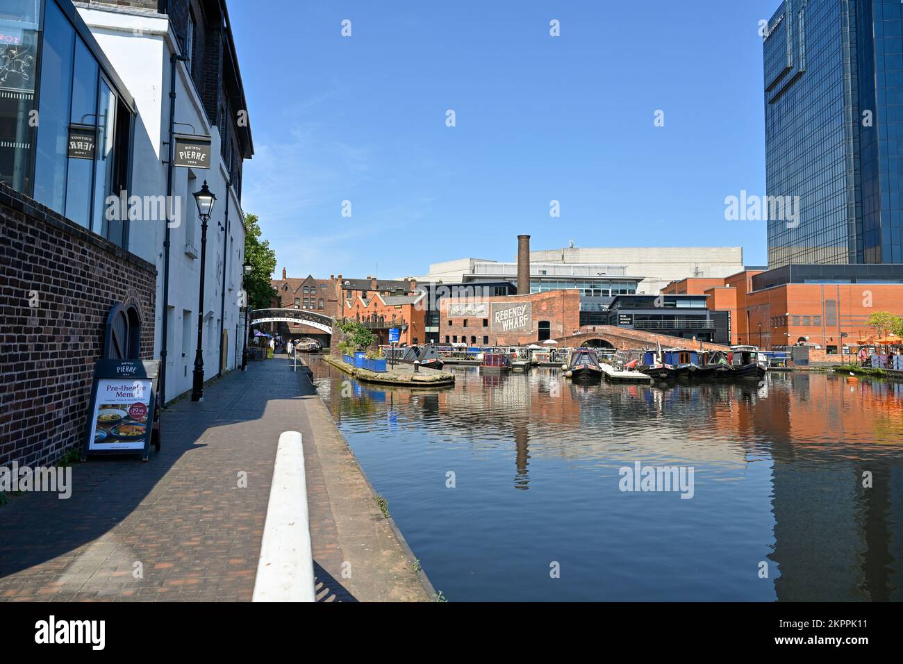 Gas Street Basin nel centro di Birmingham UK e parte dei corsi d'acqua della città Foto Stock