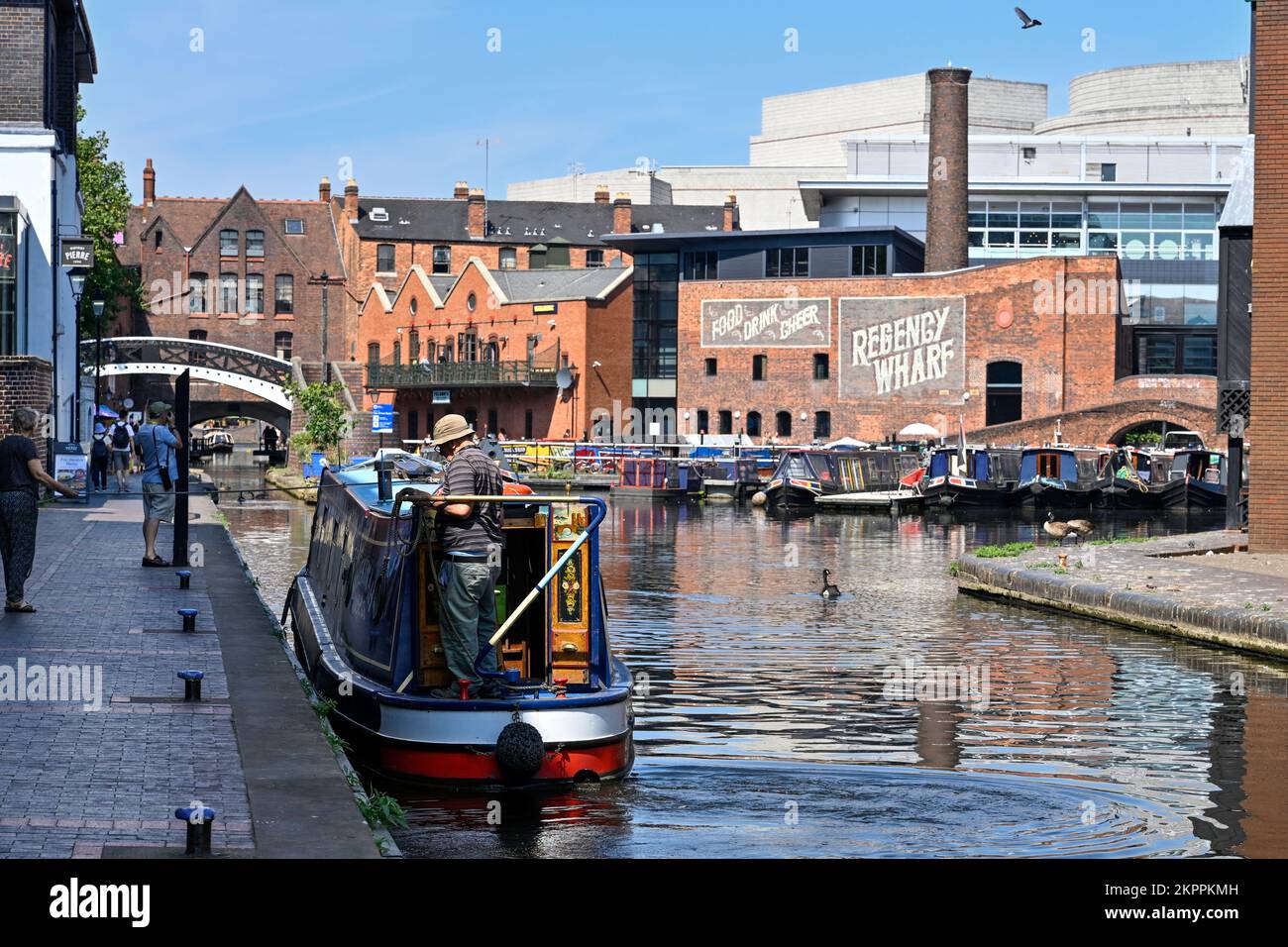 Chiatta canale diretto a gas St Basin nel centro di Birmingham UK Foto Stock