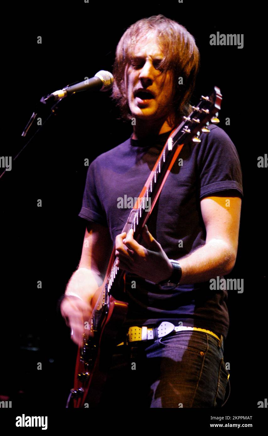 Il chitarrista (chitarra) Rod Jones degli IDLEWILD, suonando il supporto REM al Millennium Stadium di Cardiff il 10 luglio 2005. Fotografia: ROB WATKINS. Gli Idlewild sono un gruppo rock scozzese formatosi nel 1995, noto per il loro suono energico e i testi poetici. Il loro rivoluzionario album "100 Broken Windows" ha ottenuto il plauso della critica e hanno continuato a influenzare la scena indie rock con successi come "You Hold the World in Your Arms". Foto Stock