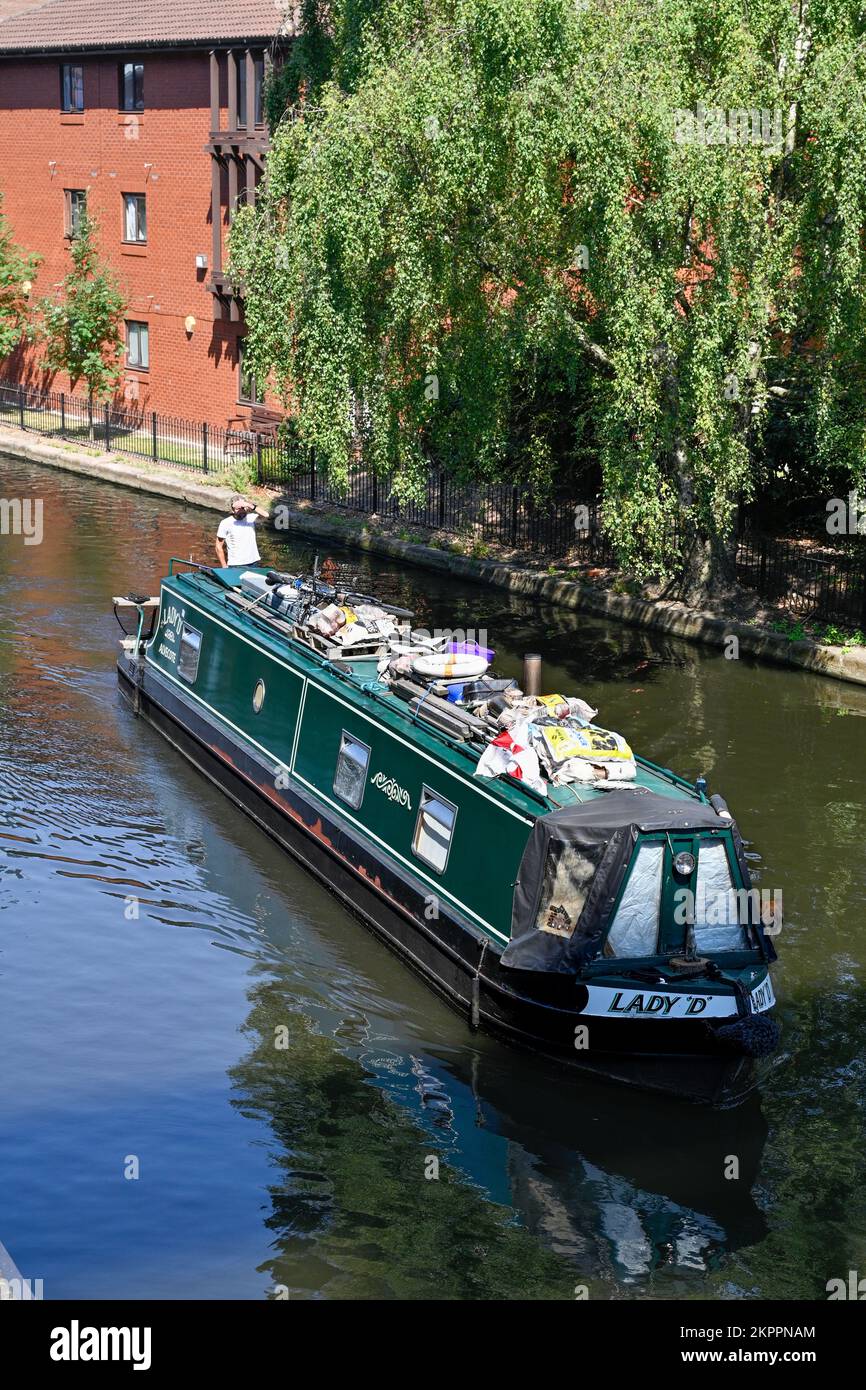 Chiatta funzionante sui canali di Birmingham nel Regno Unito vicino al centro di Birmingham Foto Stock