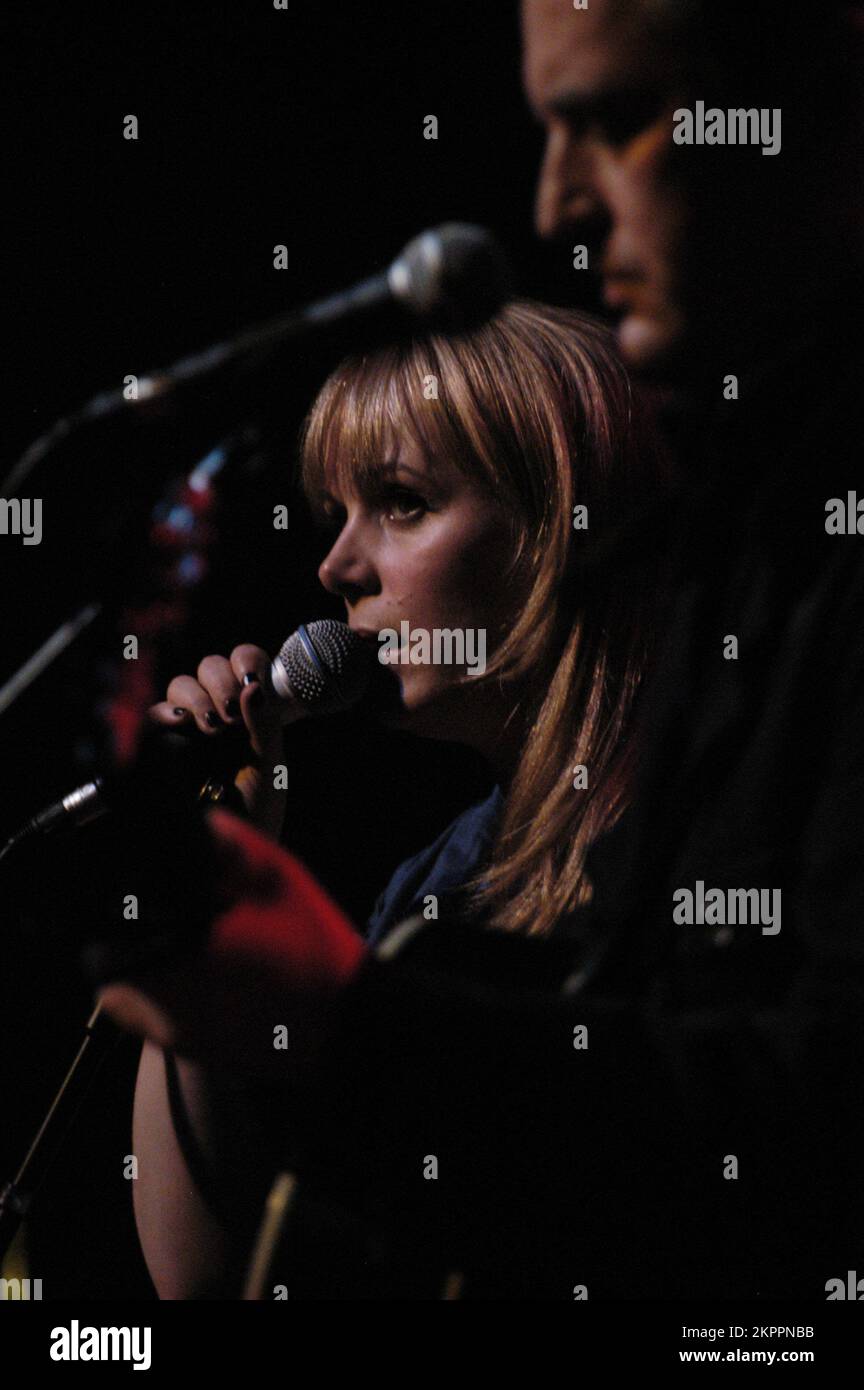 ISOBEL CAMPBELL, MERCURY PRIZE ERA CONCERT, 2006: Isobel Campbell (ex Belle e Sebastian) che è stata appena nominata per il Mercury Music Prize per il suo album con Mark Lanegan 'Ballad of the Broken Seas' che suonava dal vivo al Point di Cardiff il 22 febbraio 2006. Fotografia: ROB WATKINS. INFO: Isobel Campbell è una cantautrice e violoncellista scozzese, nota per il suo lavoro con Belle e Sebastian e per le collaborazioni con Mark Lanegan. La sua carriera solista, caratterizzata da album come "Amorino", mette in mostra la sua eterea voce e miscela di influenze folk, pop e indie. Foto Stock